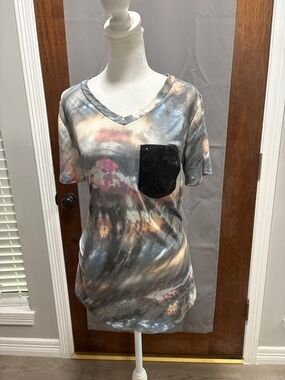 Women's V-Neck Tie-Dye Pocket Tee in Multi-Color